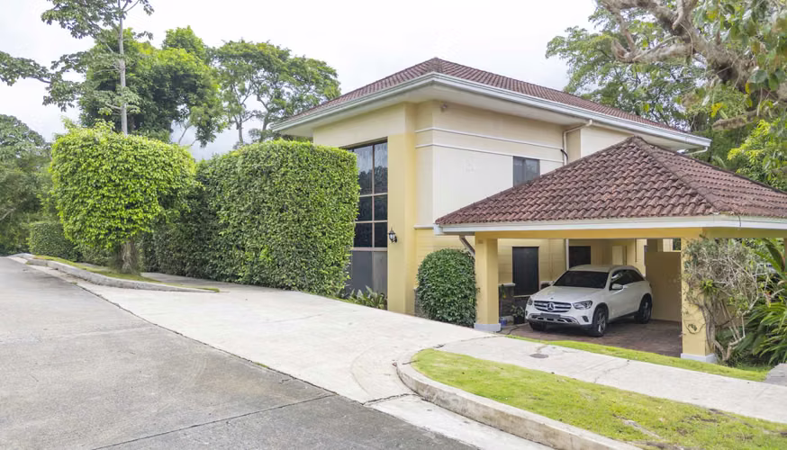 Venta de amplia casa con piscina en Parque Residencial Camino de Cruces – El Dorado