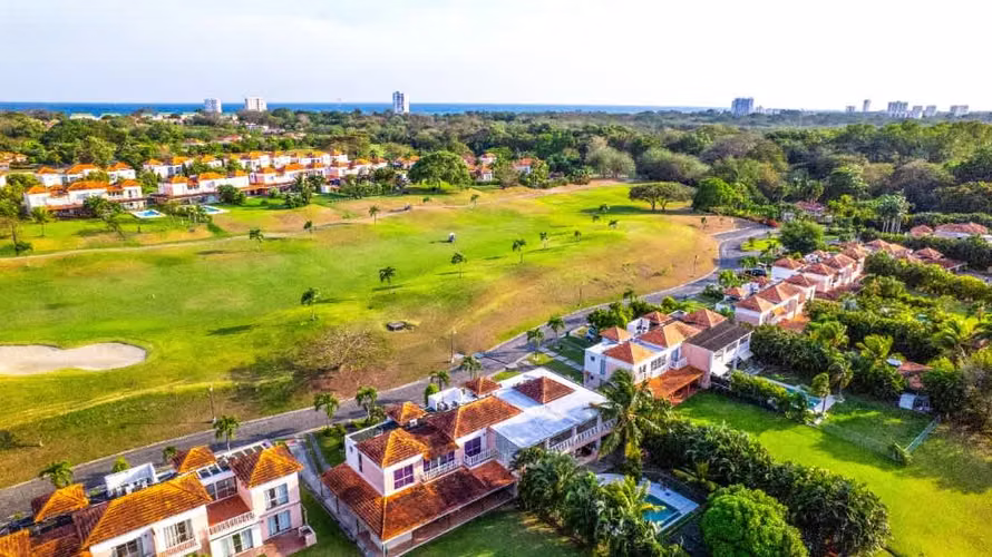 Decameron: Villa de dos pisos con 4 recámaras frente al lago