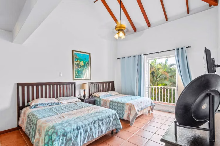 Decameron: Villa de dos pisos con 4 recámaras frente al lago