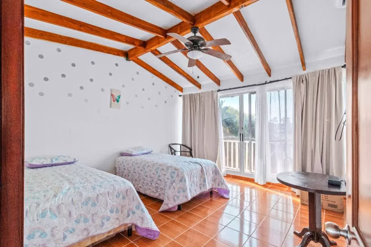Decameron: Villa de dos pisos con 4 recámaras frente al lago