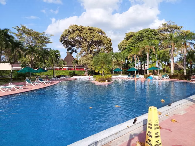 Decameron: Villa de dos pisos con 4 recámaras frente al lago
