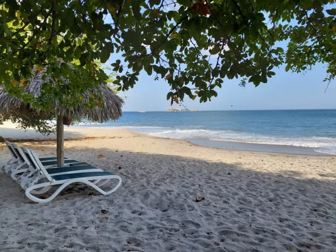 Decameron: Villa de dos pisos con 4 recámaras frente al lago