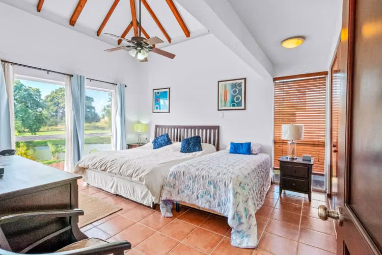 Decameron: Villa de dos pisos con 4 recámaras frente al lago