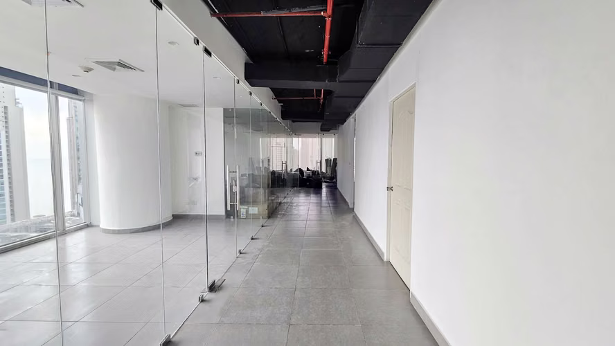 Oficina con divisiones en Punta Pacífica - PH Oceania Business Plaza