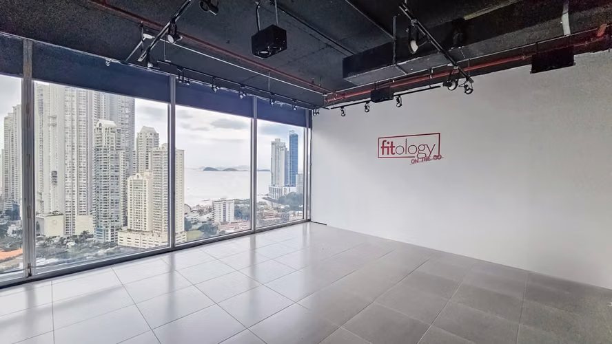 Oficina con divisiones en Punta Pacífica - PH Oceania Business Plaza