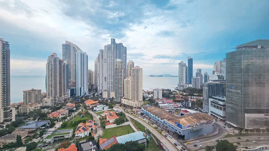 Oficina con divisiones en Punta Pacífica - PH Oceania Business Plaza