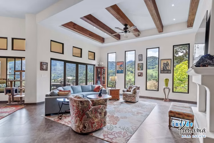 Elegante Residencia de 4 Habitaciones en Boquete