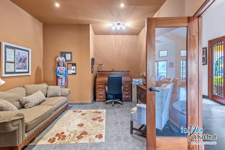 Elegante Residencia de 4 Habitaciones en Boquete