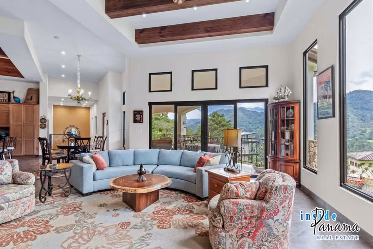 Elegante Residencia de 4 Habitaciones en Boquete