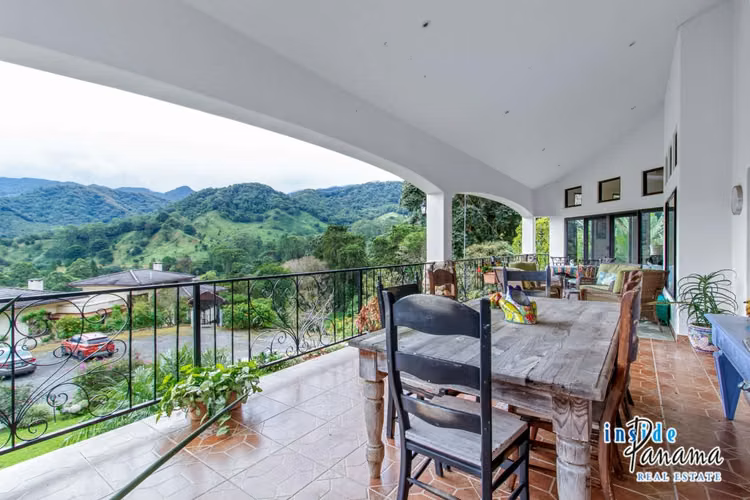 Elegante Residencia de 4 Habitaciones en Boquete