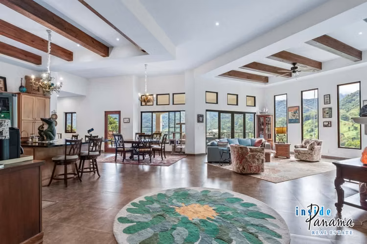 Elegante Residencia de 4 Habitaciones en Boquete