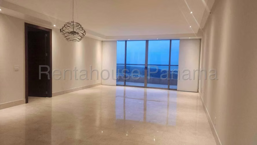 Venta de Apartamento de 235 m2 en PH Greenview, Santa María 26-276GG