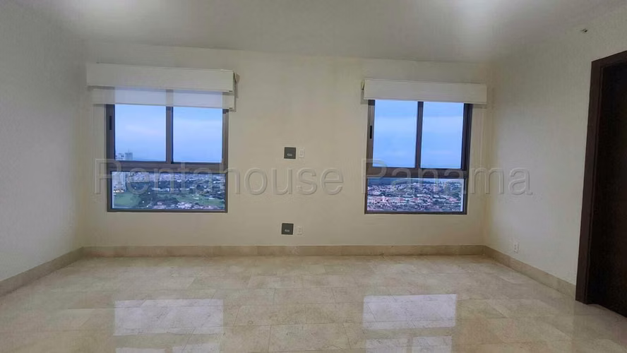 Venta de Apartamento de 235 m2 en PH Greenview, Santa María 26-276GG