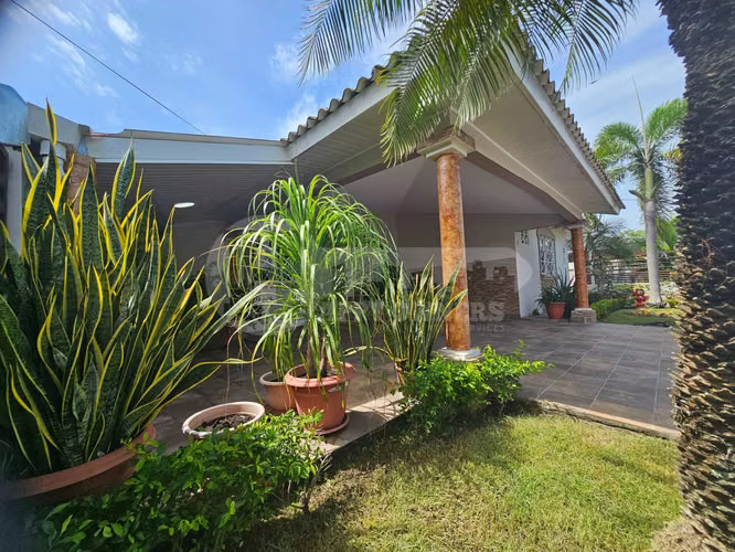 Se alquila casa en Brisas de los Guayacanes, Chitré