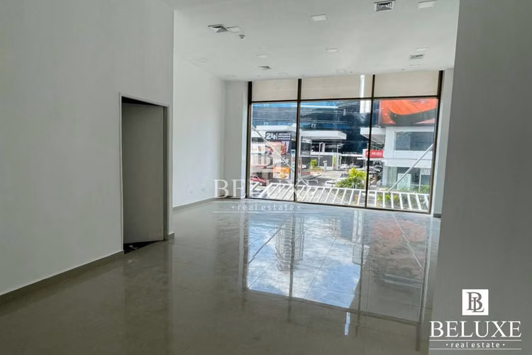 ALQUILER DE LOCAL COMERCIAL EN PLAZA PREMIER, VIA BRASIL (P)