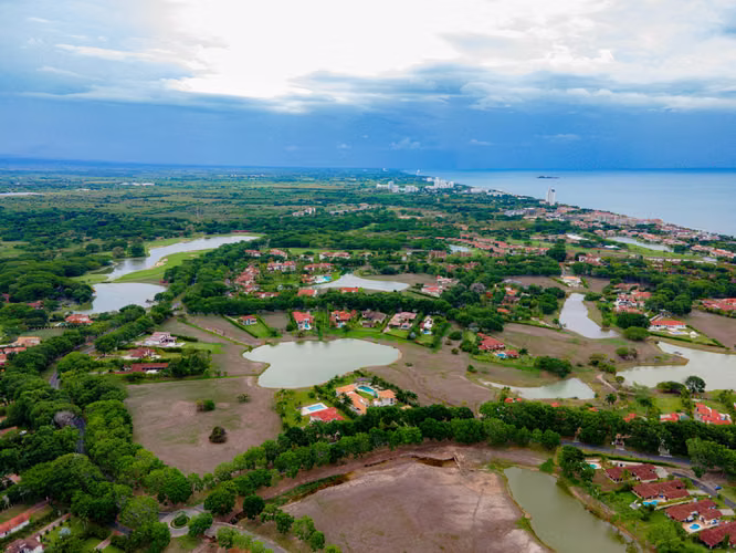 Elegante Apartamento de 3 Recámaras con Vista al Lago en Buenaventura