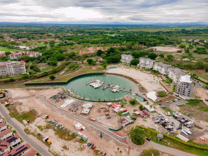 Elegante Apartamento de 3 Recámaras con Vista al Lago en Buenaventura