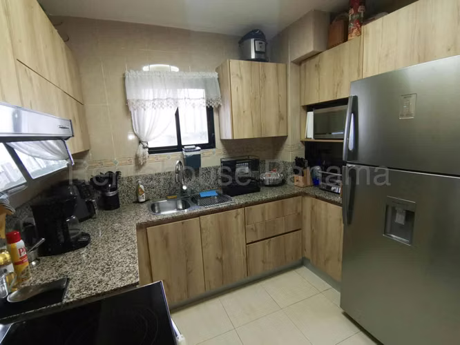 Venta de Apartamento de 175 m2 en PH Bahía Azul, Vía Porras 26-417GG