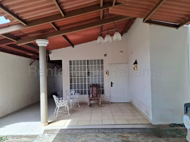 Venta de Casa con 367 m2 de Terreno en Brisas del Golf 26-8169GG