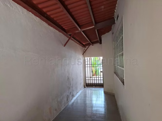Venta de Casa con 367 m2 de Terreno en Brisas del Golf 26-8169GG