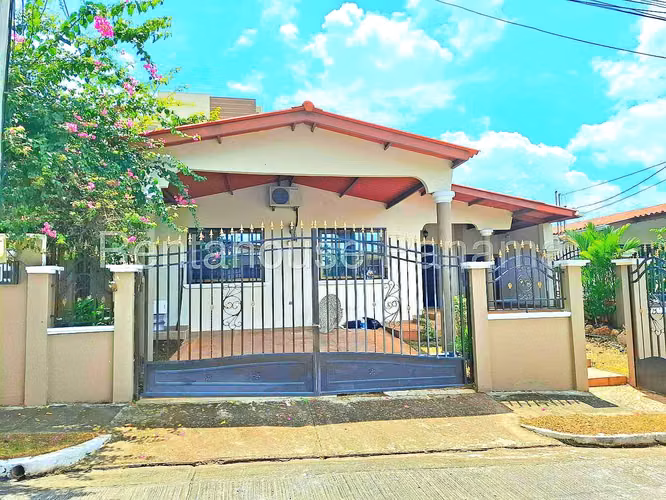 Venta de Casa con 367 m2 de Terreno en Brisas del Golf 26-8169GG