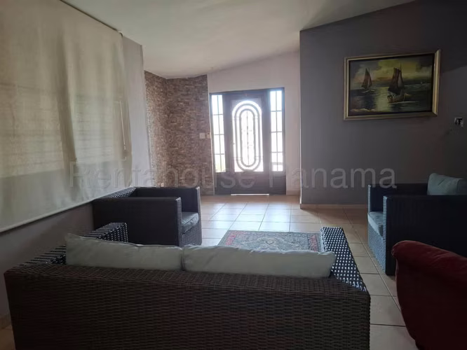 Venta de Casa con 367 m2 de Terreno en Brisas del Golf 26-8169GG