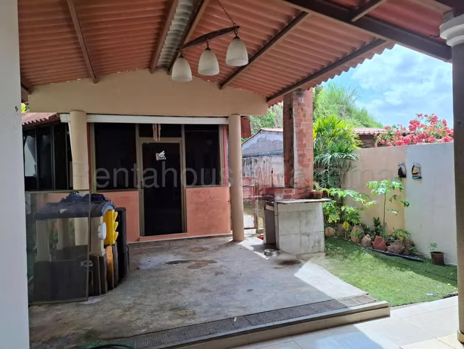 Venta de Casa con 367 m2 de Terreno en Brisas del Golf 26-8169GG
