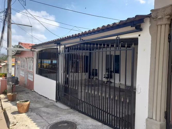 Vendo casa en Monte Vista a pasos de la estación del Metro Arraiján - Imagen 1
