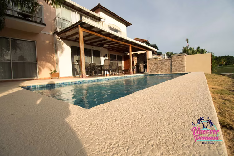 Casa adosada de 3 dormitorios con piscina privada