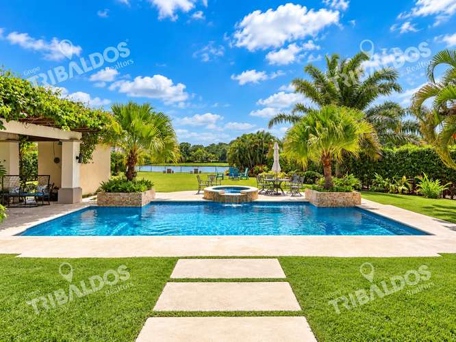 Venta de Casa en Buenaventura con 8 Recámaras, Piscina y Jacuzzi