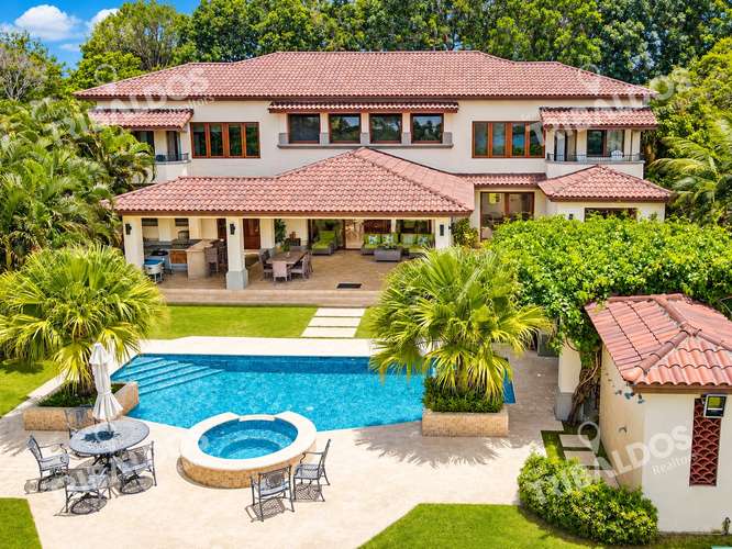 Venta de Casa en Buenaventura con 8 Recámaras, Piscina y Jacuzzi