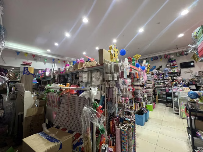 Se vende local comercial en Westland Mall - Imagen 4