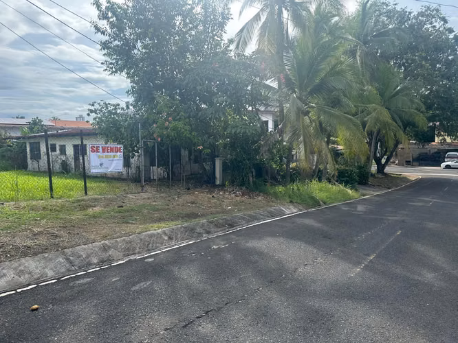 Se vende terreno en Parque Lefevre