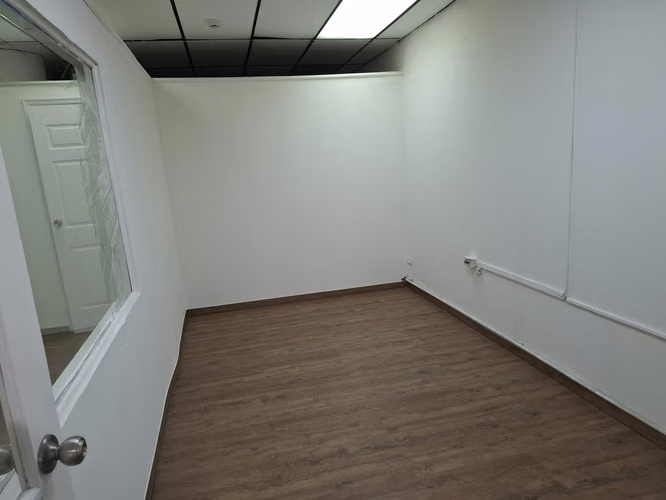 Alquilo Local Comercial Remodelado 100 mts / PLAZA AVENTURA / OFERTA