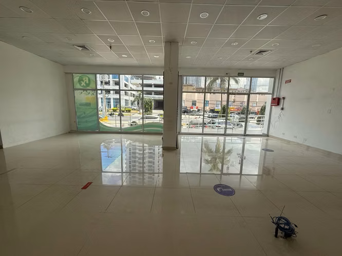 Alquiler de Local Comercial en Via España, PH Premium, 102m2