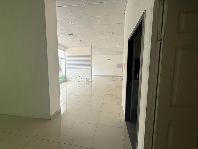 Alquiler de Local Comercial en Via España, PH Premium, 102m2