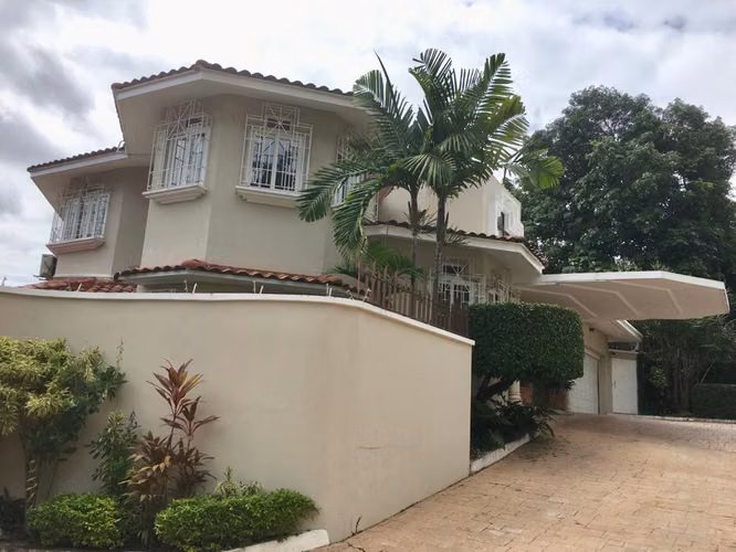 Venta Casa en el centro de la ciudad con piscina privada