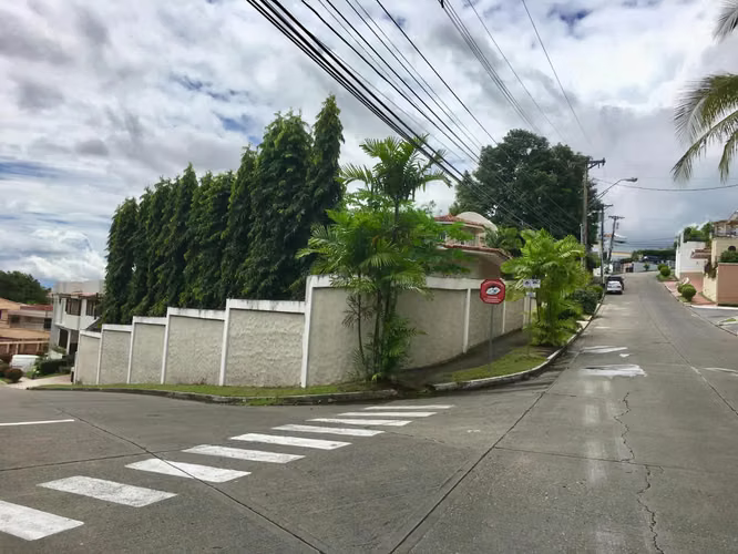 Venta Casa en el centro de la ciudad con piscina privada