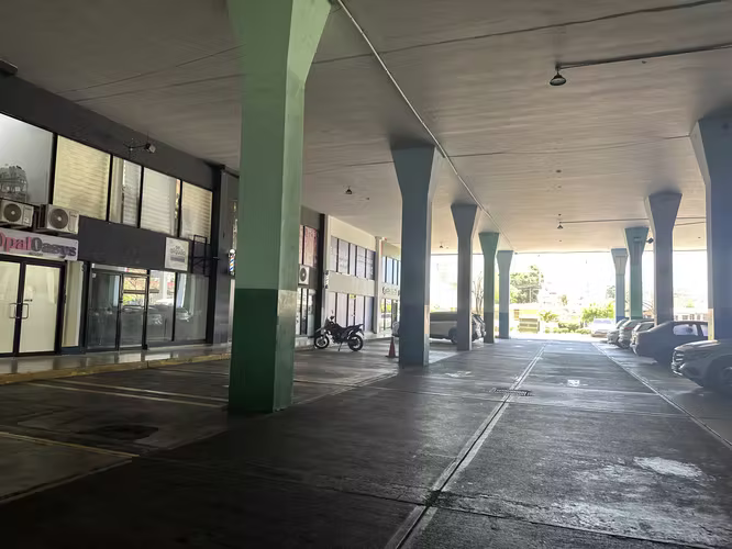 Alquiler de local comercial en Parque Lefevre