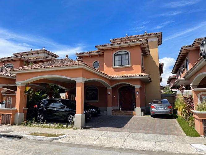 Rebajada! Hermosa Casa Renovada en Venta!