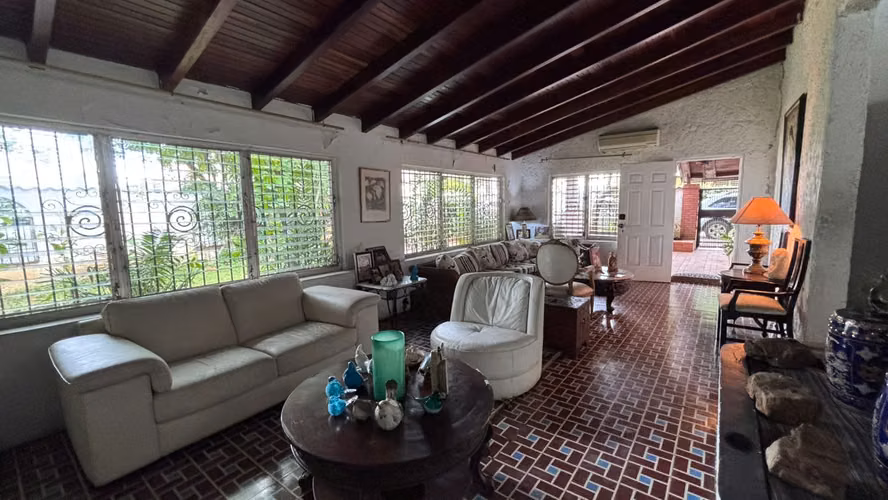 Vendo céntrica casa, muy cerca a Calle 50, Cincuentenario y Vía Porras - Imagen 2