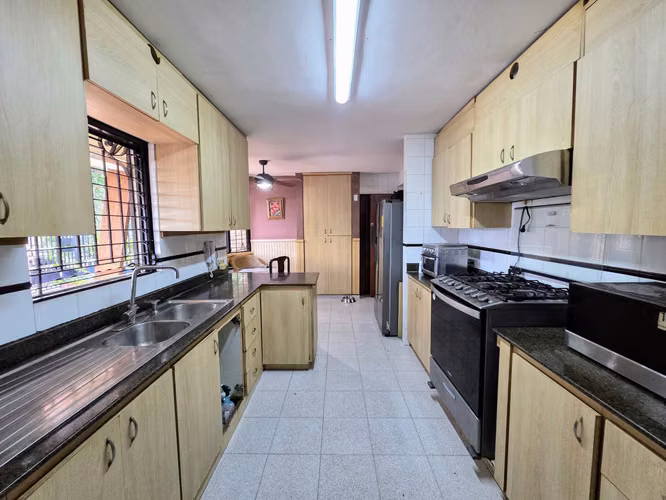 VENTA DE AMPLIA CASA EN PH VILLA DE VIZCAYA, CONDADO DEL REY