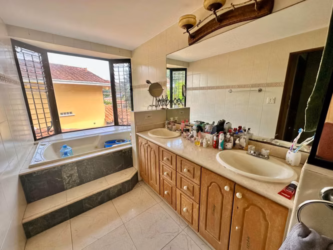 VENTA DE AMPLIA CASA EN PH VILLA DE VIZCAYA, CONDADO DEL REY