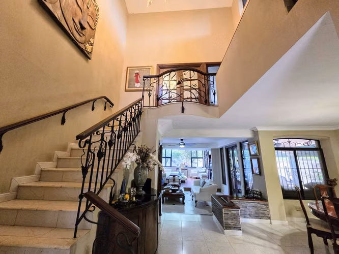 VENTA DE AMPLIA CASA EN PH VILLA DE VIZCAYA, CONDADO DEL REY
