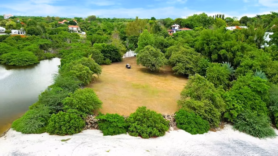 AMAZING BEACH FRONT LAND IN CHAME - Imagen 4