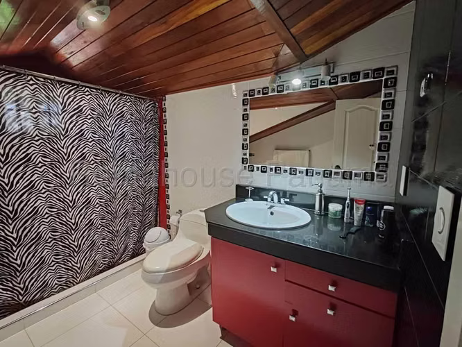 Venta de Casa con 350 m2 de Terreno en Las Cumbres 26-1260GG