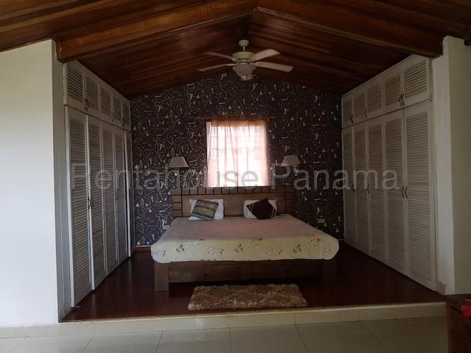 Venta de Casa con 350 m2 de Terreno en Las Cumbres 26-1260GG