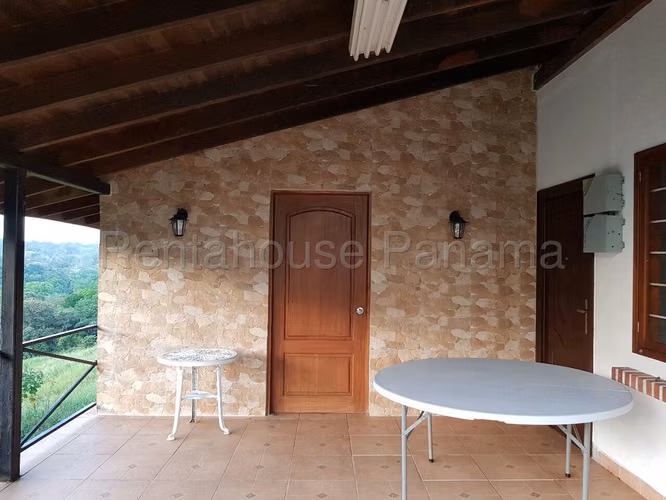 Venta de Casa con 350 m2 de Terreno en Las Cumbres 26-1260GG