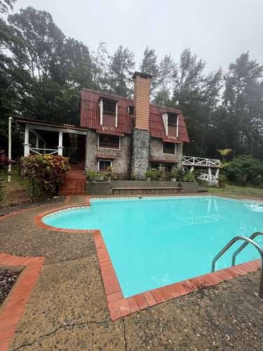 VENTA DE CASA REBAJADA EN CERRO AZUL PARA INVERTIR O VIVIR