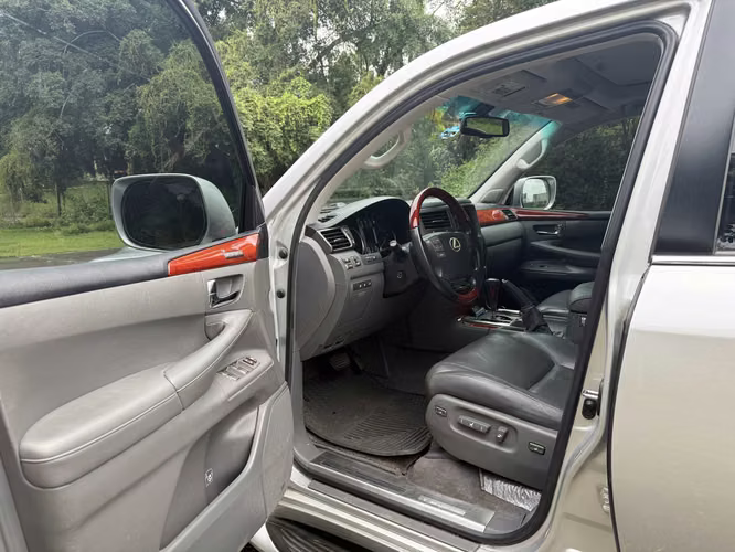 Lexus LX570